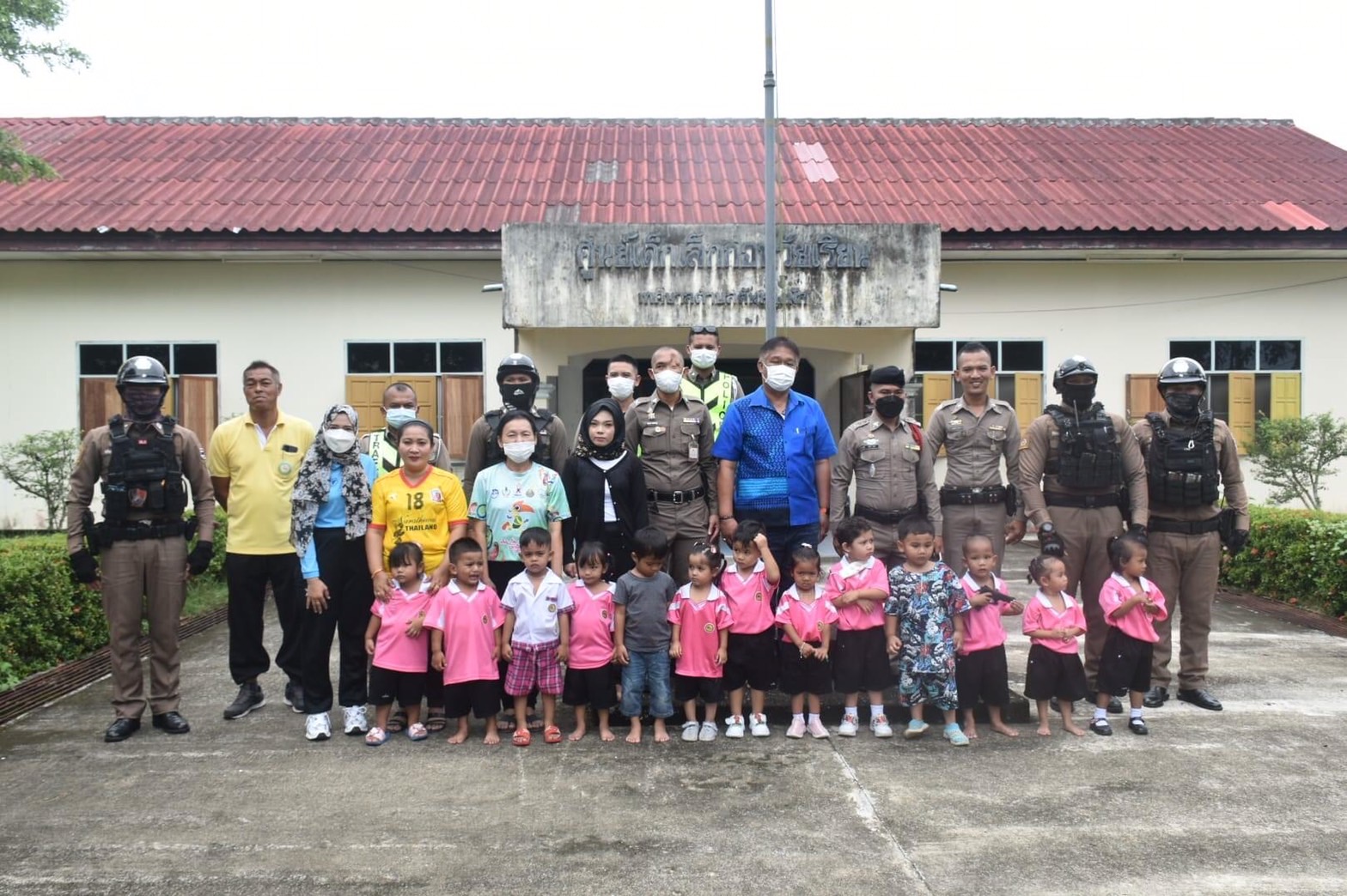 สถานีตำรวจภูธรระแงะร่วมกับเทศบาลตำบลตันหยงมัส ณ ศูนย์พัฒนาเด็กเล็กเทศบาลตำบลตันหยงมัส ทำการซักซ้อมแผนเผชิญเหตุกรณีเหตุคนร้ายกราดยิง (Active Shoooter) ตามนโยบายของ พล.ต.อ.ต่อศักดิ์  สุขวิมล  รอง ผบ.ตร.  ให้หน่วยดำเนินการซักซ้อมแผนเผชิญในสถานศึกษา  สภ.ระแงะ ได้ดำเนินการ ณ ศูนย์พัฒนาเด็กเล็กเทศบาลตำบลตันหยงมัส ต.ตันหยงมัส  อ.ระแงะจ.นราธิวาส